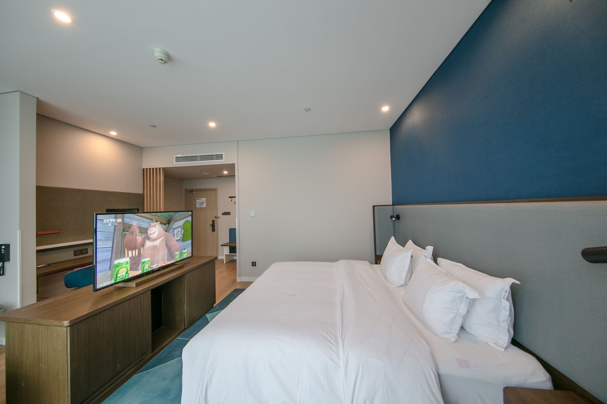 Standard, King Bed, Extra Floor Space