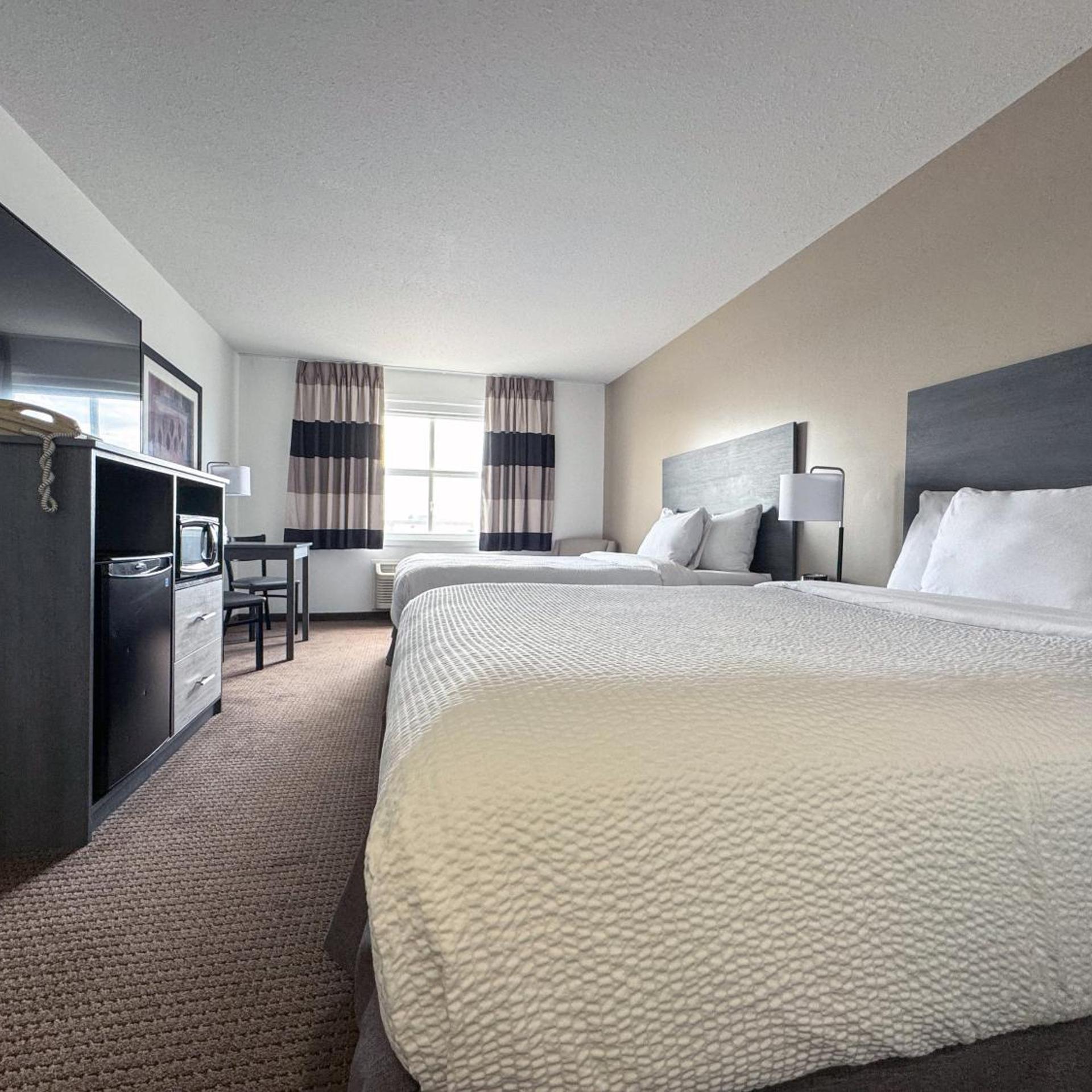 غرفة بسرير كينج وسريرين كوين، Ramada by Wyndham Sherwood Park 4/10