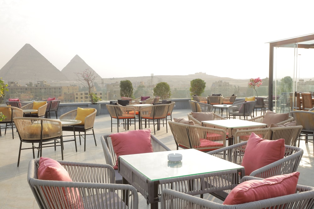 Pyramid Front Hotel 50/66