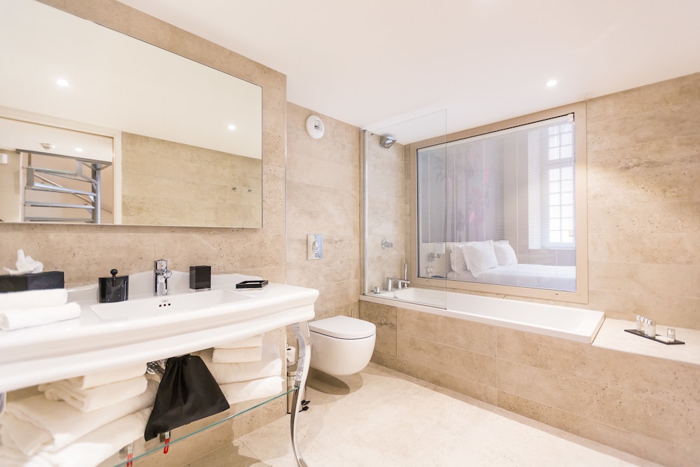 DELUXE, SUITE