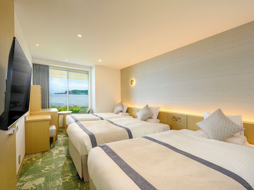 Superior, Triple, Twin Beds, Murphy Bed, Bathtub