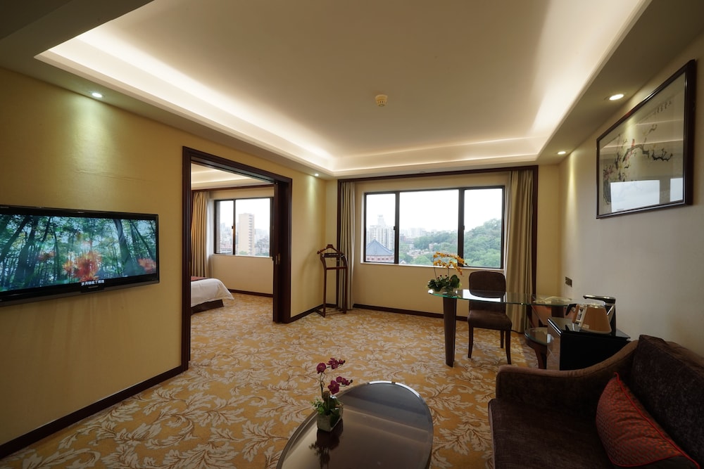 Guangdong Hotel (Sun Yat-sen Memorial Hall Station) 52/73