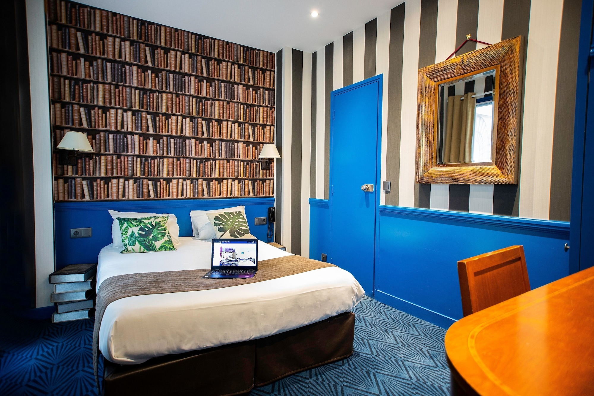 ROOM, DOUBLE OR TWIN BED