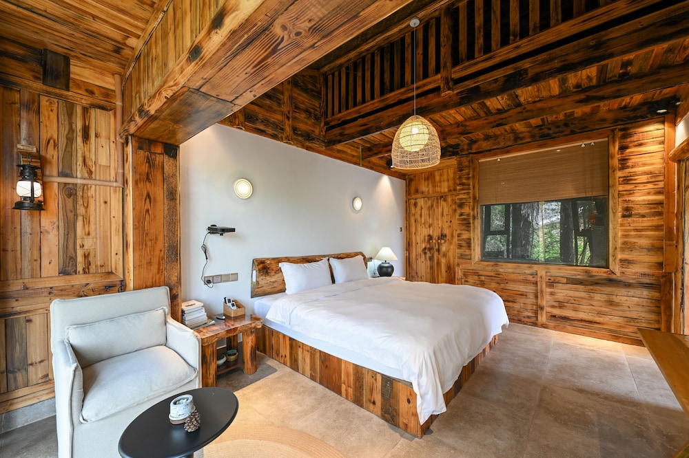 Deluxe, King Bed, with View