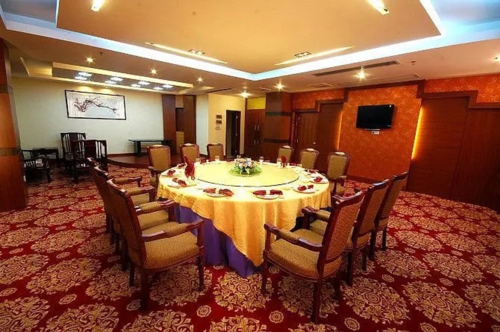 Junyue Hotel 18/19