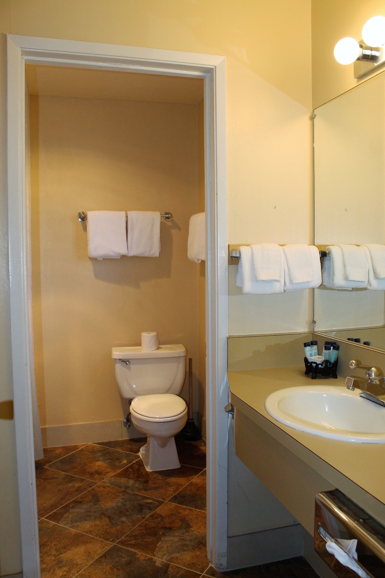 DELUXE, 2 QUEEN BEDS