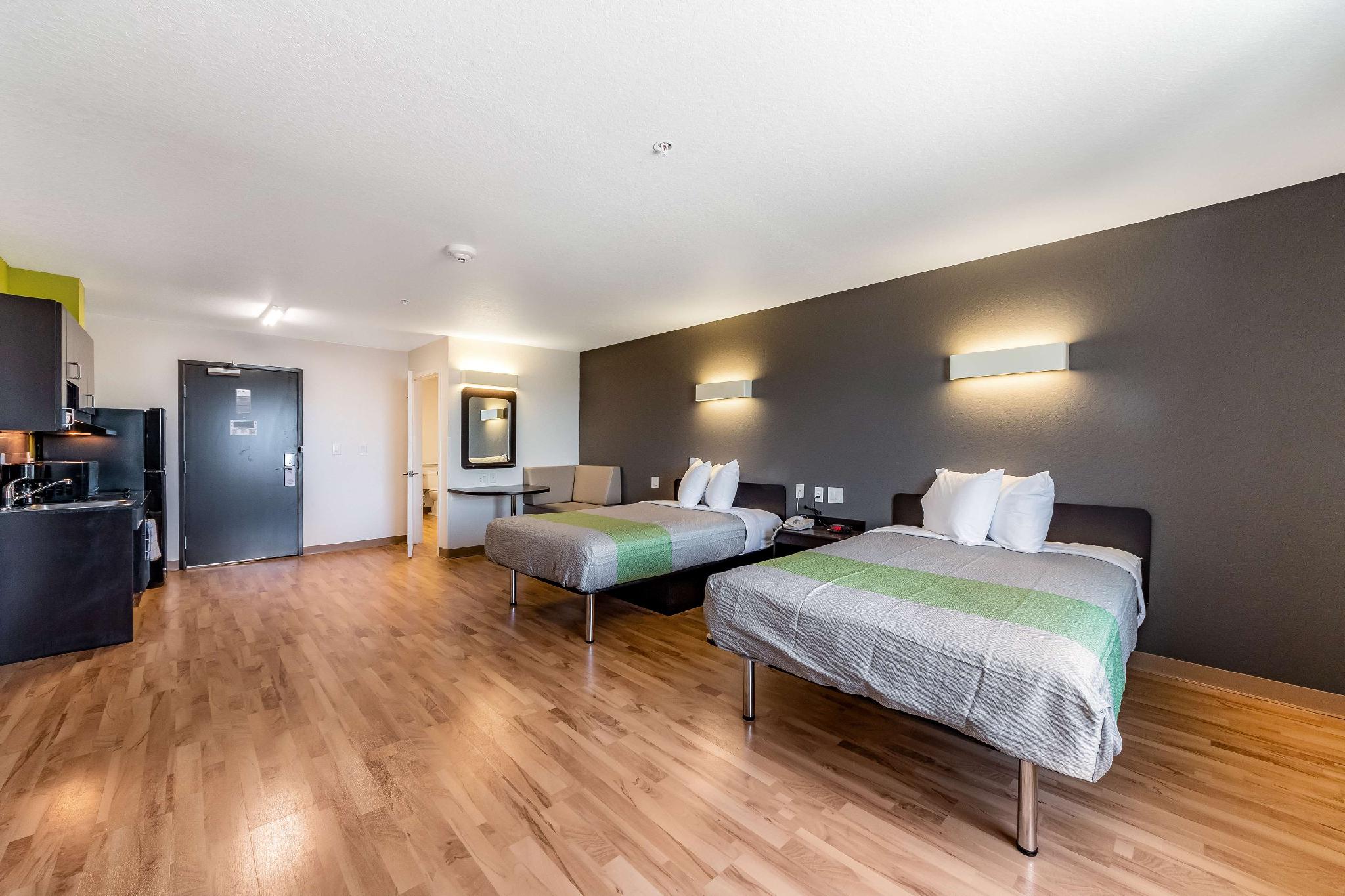 2 Full Beds - Non-Smoking, Kitchen