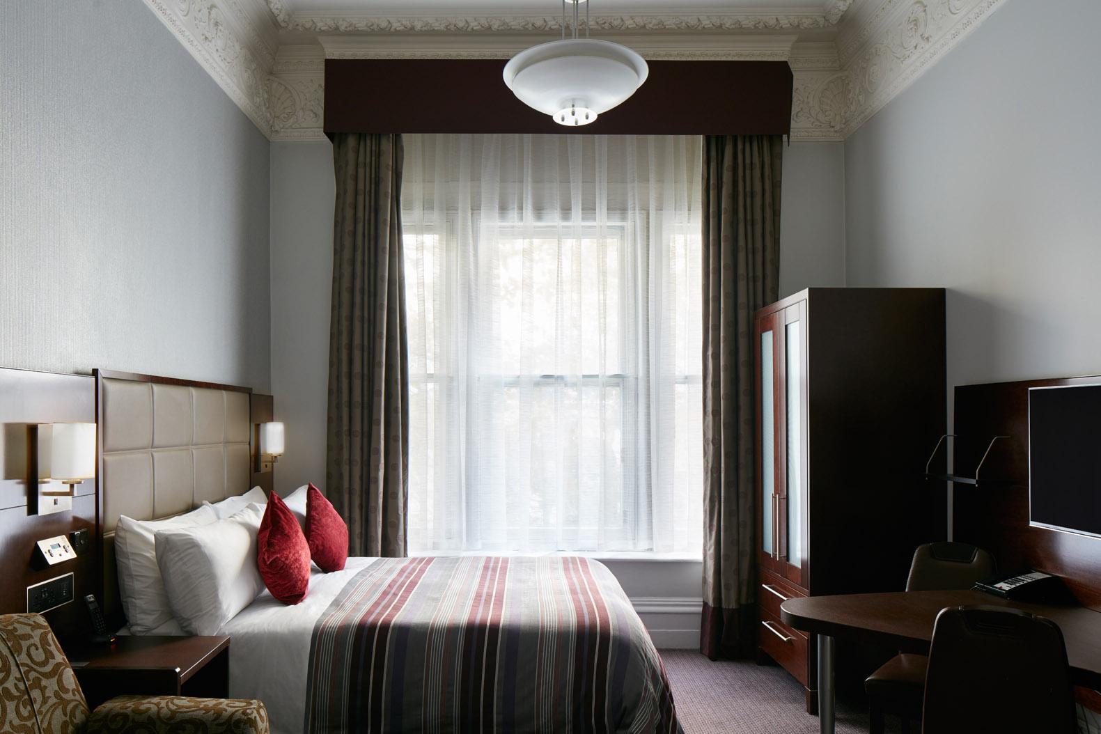 Superior, Queen Bed, Sofa, Kitchenette