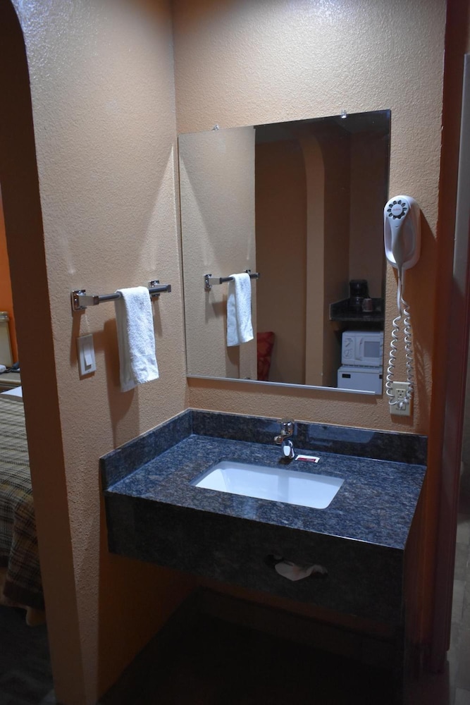 Apex Inn 23/51