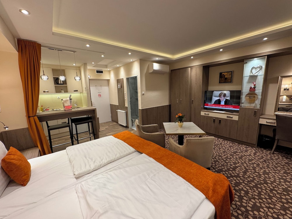Hotel Charles 33/67
