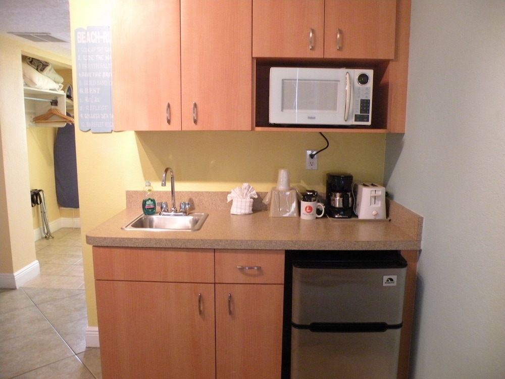 PELICAN POINTE SUITES 15/58