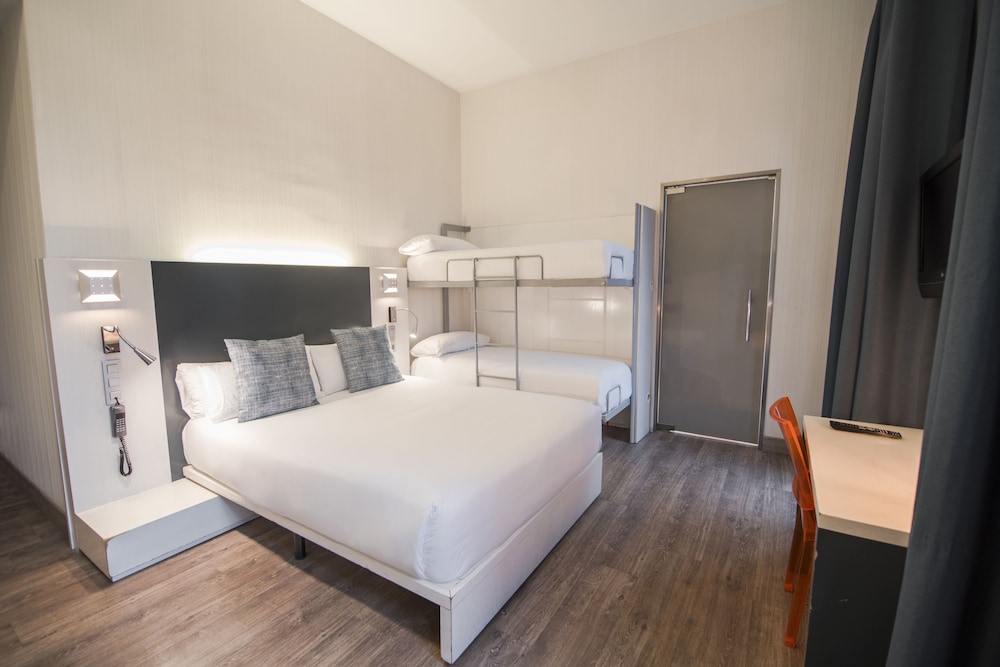 ROOM, QUADRUPLE