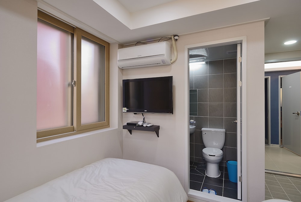 ROOM, TWIN BEDS