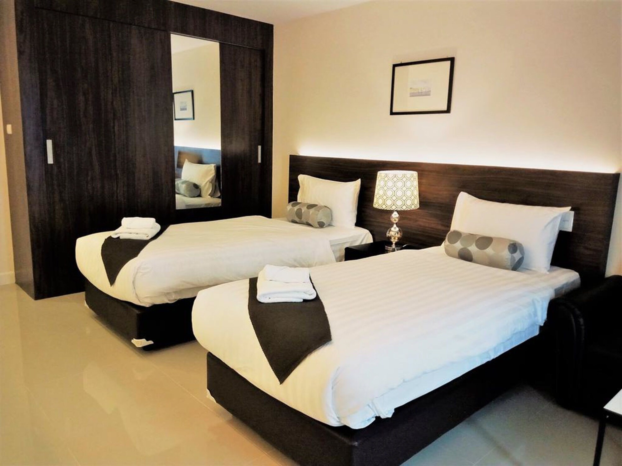 ROOM, TWIN BEDS