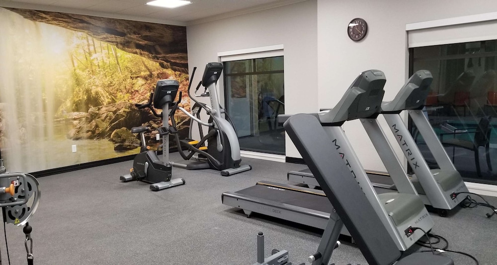 Best Western Plus Elizabethtown Inn & Suites 25/32