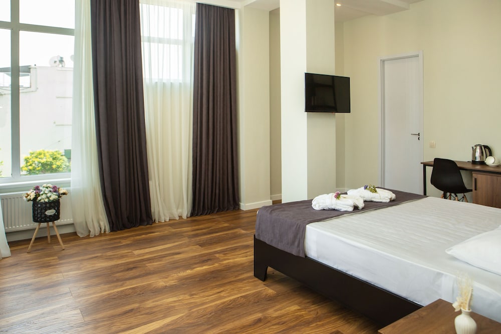 STANDARD, DOUBLE BED, CITY VIEW