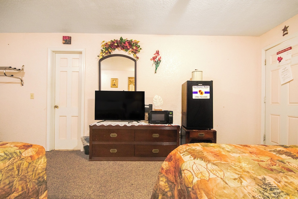 Lobby at Sunflower Motel Hiawatha By OYO, HIAWATHA - KS
