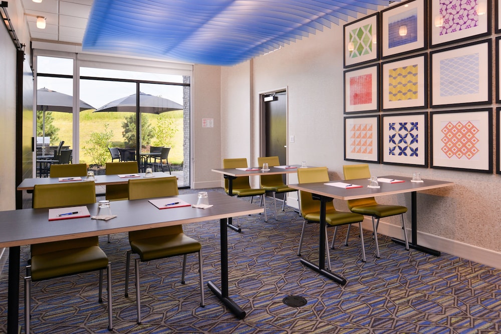 Holiday Inn Express & Suites Olathe West 37/60