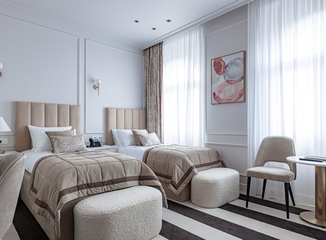 DELUXE, TWIN BEDS, WITH VIEW