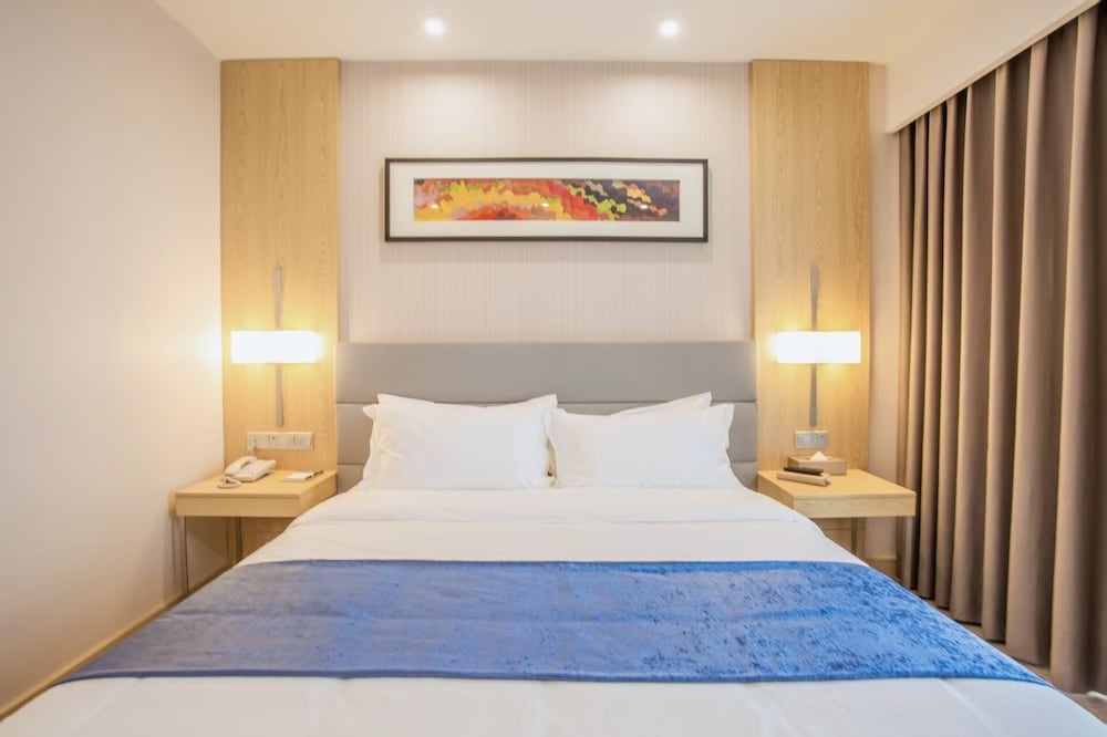 SUITE, KING BED, CITY VIEW