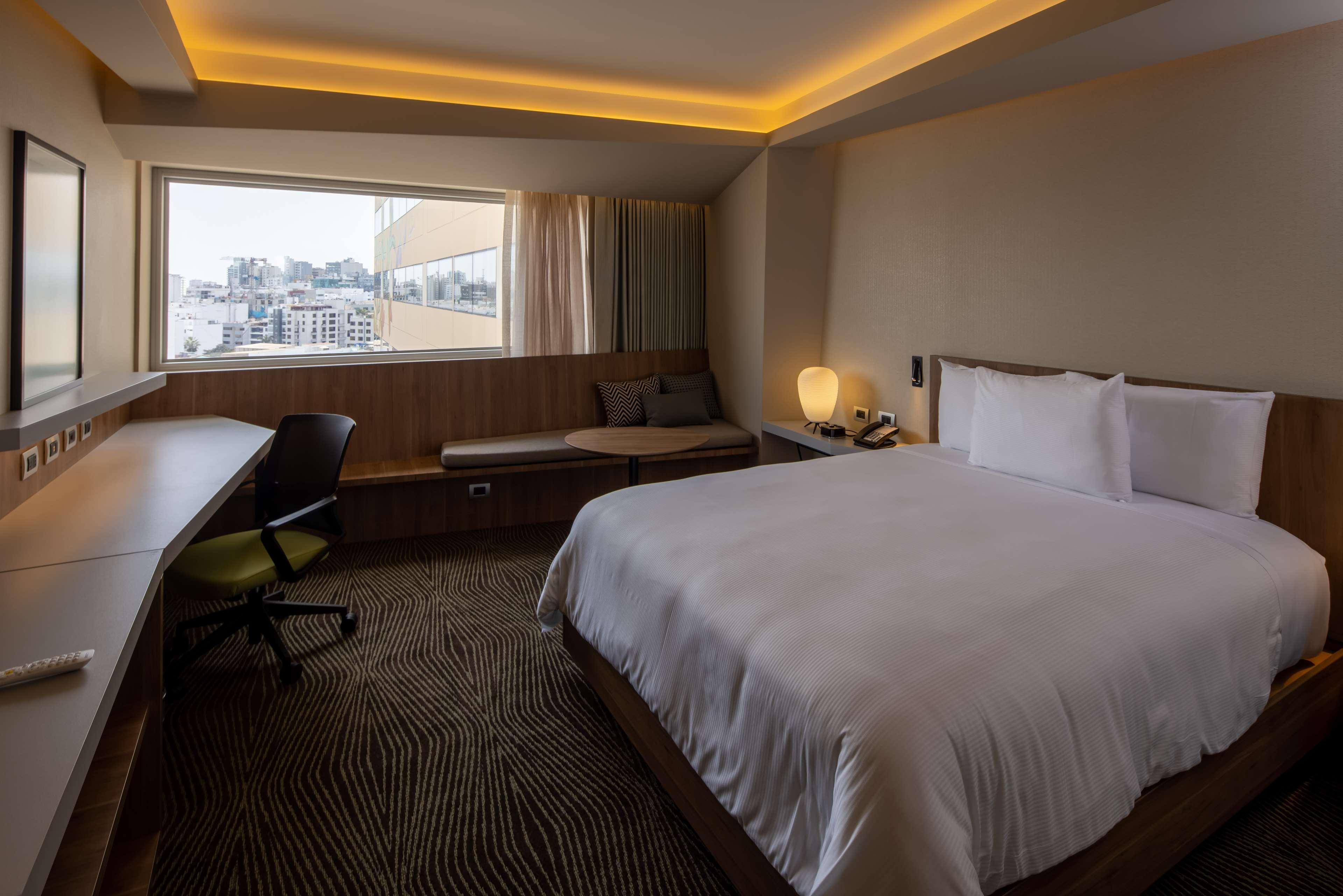 DOWNTOWN, QUEEN BED, CITY VIEW