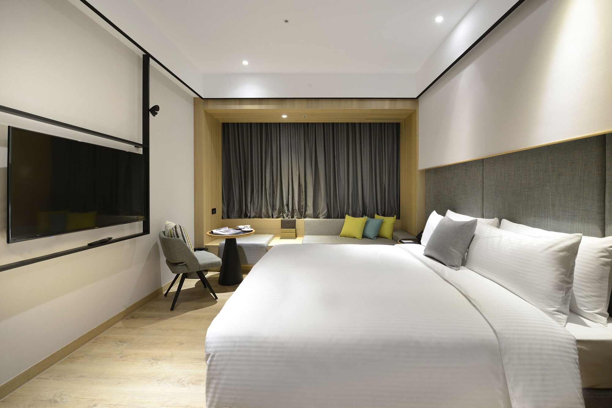 Deluxe, Queen Bed, Museum View