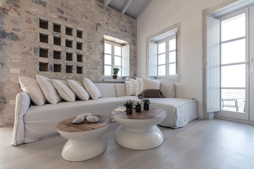 Aria Estate Suites And Spa 50/76