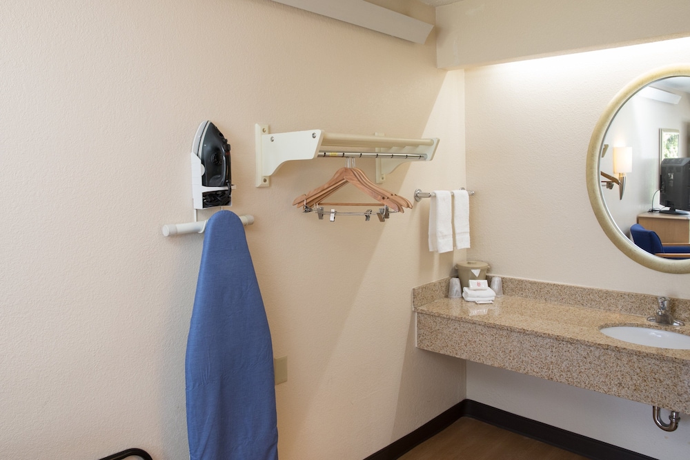 Red Roof Inn Cincinnati Northeast - Blue Ash 8/28