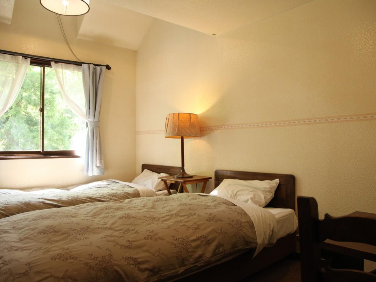 Room, Twin Beds, Shared Bathroom