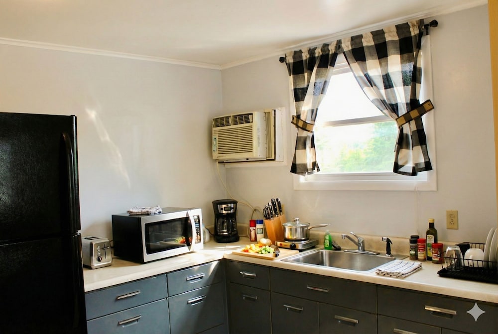 2 Bedrooms, Apartment, Futon Bed, 2 Queen and Twin Beds, Partial Lake View, Kitchen 9/10