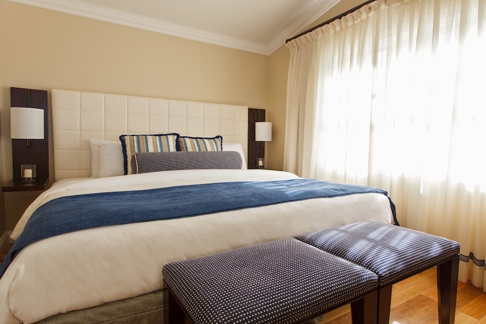Signature, Cottage, King Bed, Beach Front