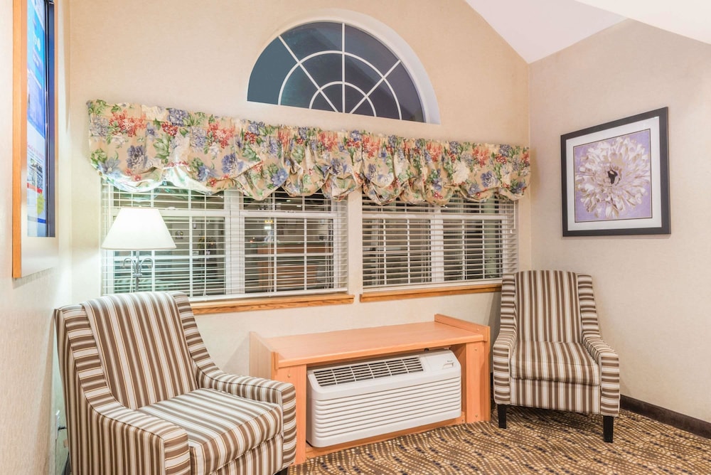 Microtel Inn Suites By Wyndham Uncasville 16/27