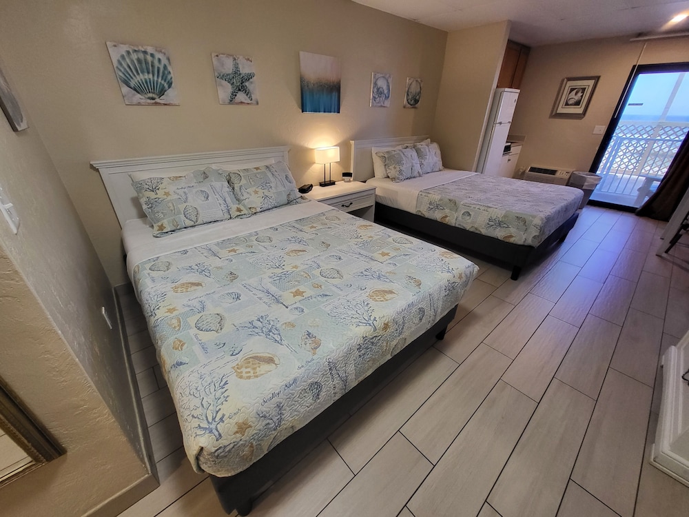 STANDARD, 2 QUEEN BEDS, PARTIAL OCEAN VIEW, POOL SIDE, KITCHENETTE