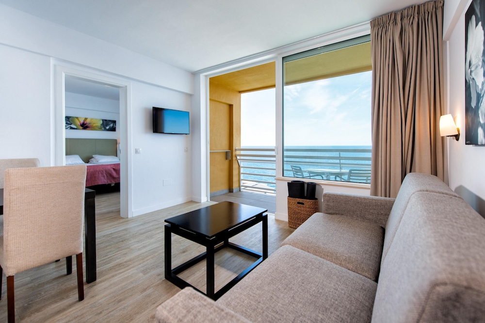 Atlantic Holiday Hotel 54/72