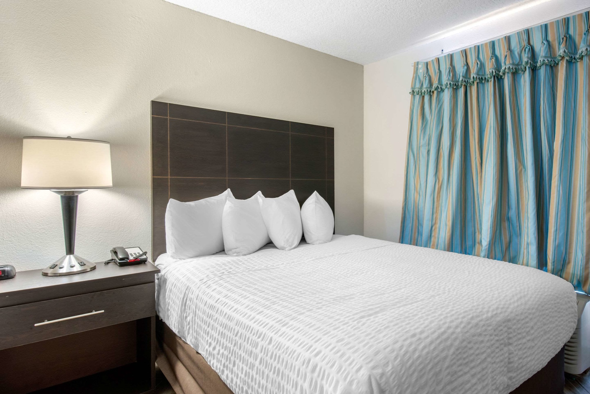 ROOM, KING BED, ACCESSIBLE