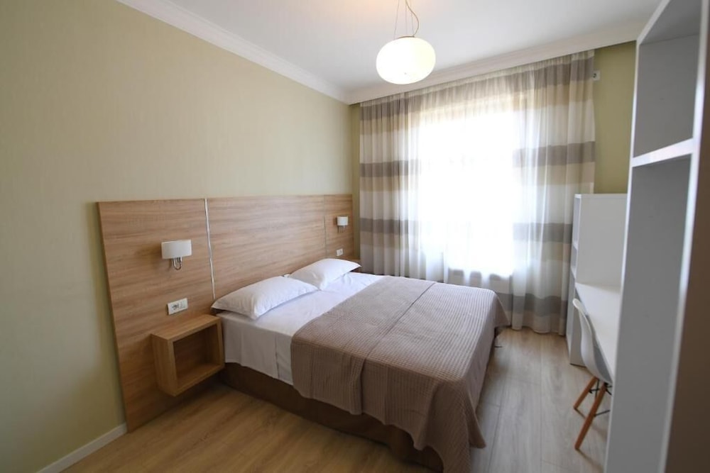 Promenade Hotel 24/32