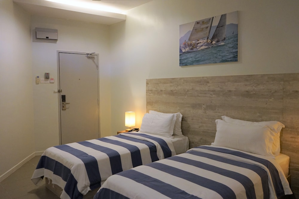 Room, Queen Bed, No Window