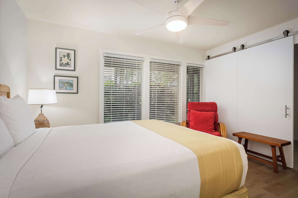 SUITE, KING BED, GARDEN VIEW