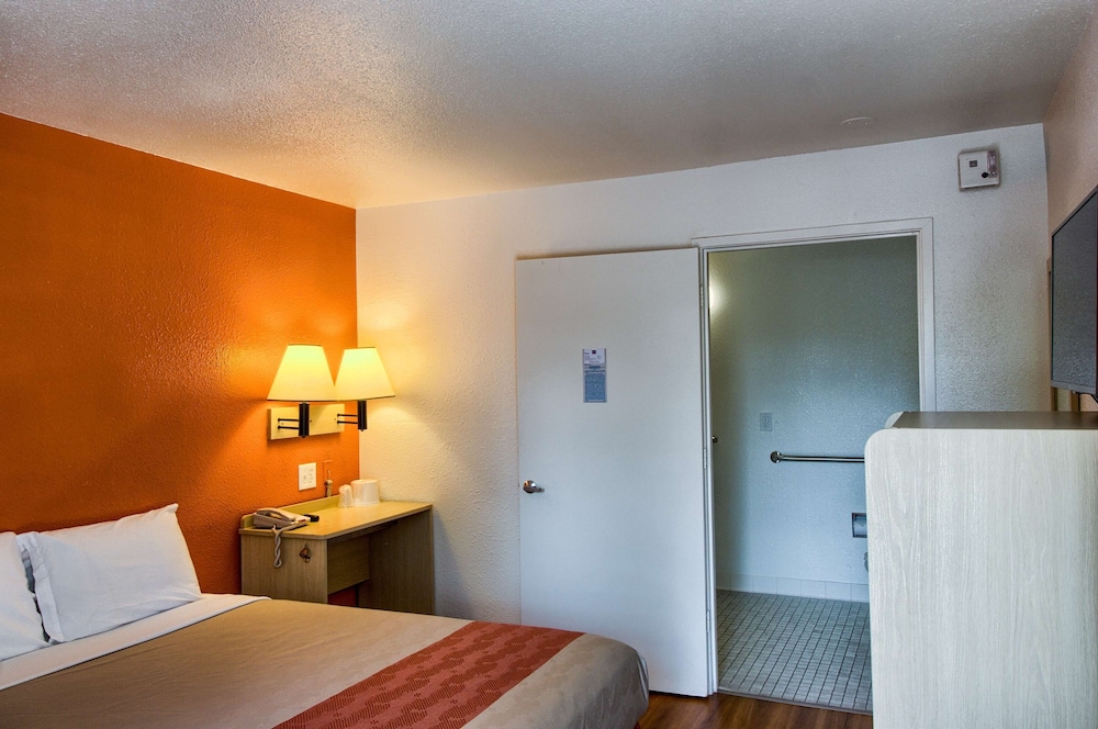 Motel6 Everett, WA - North 14/38