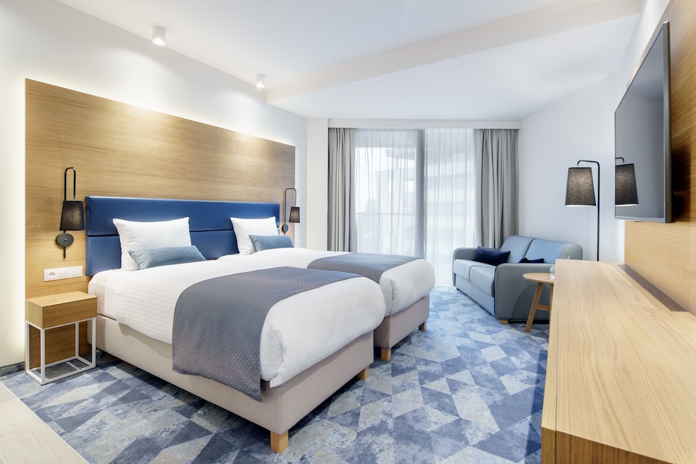 Deluxe, Twin Beds, Sofa