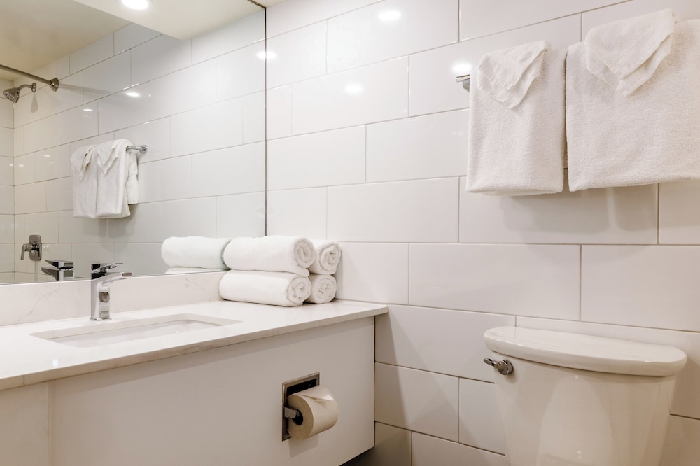 Cartier Place Suite Hotel 64/64