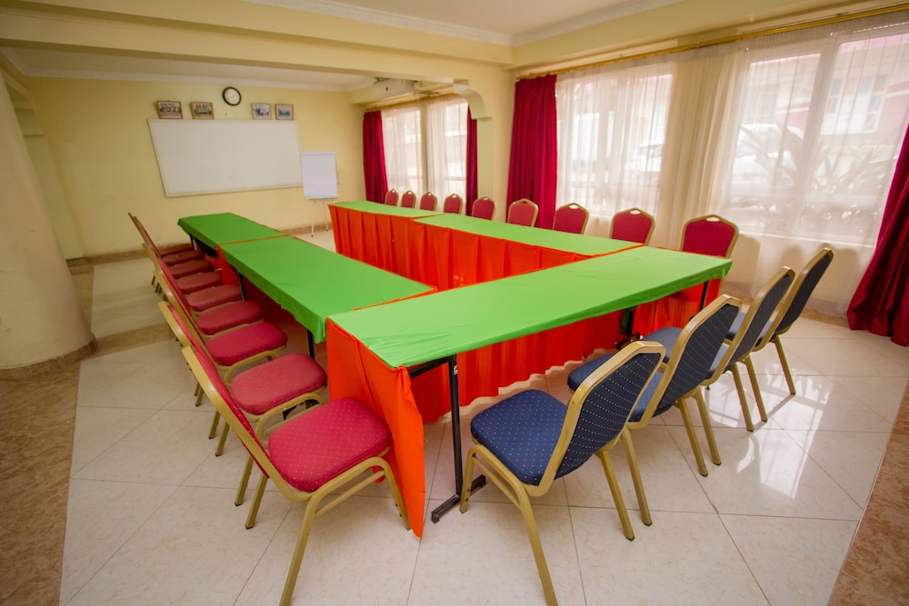 Hillcourt Resort Spa 72/76