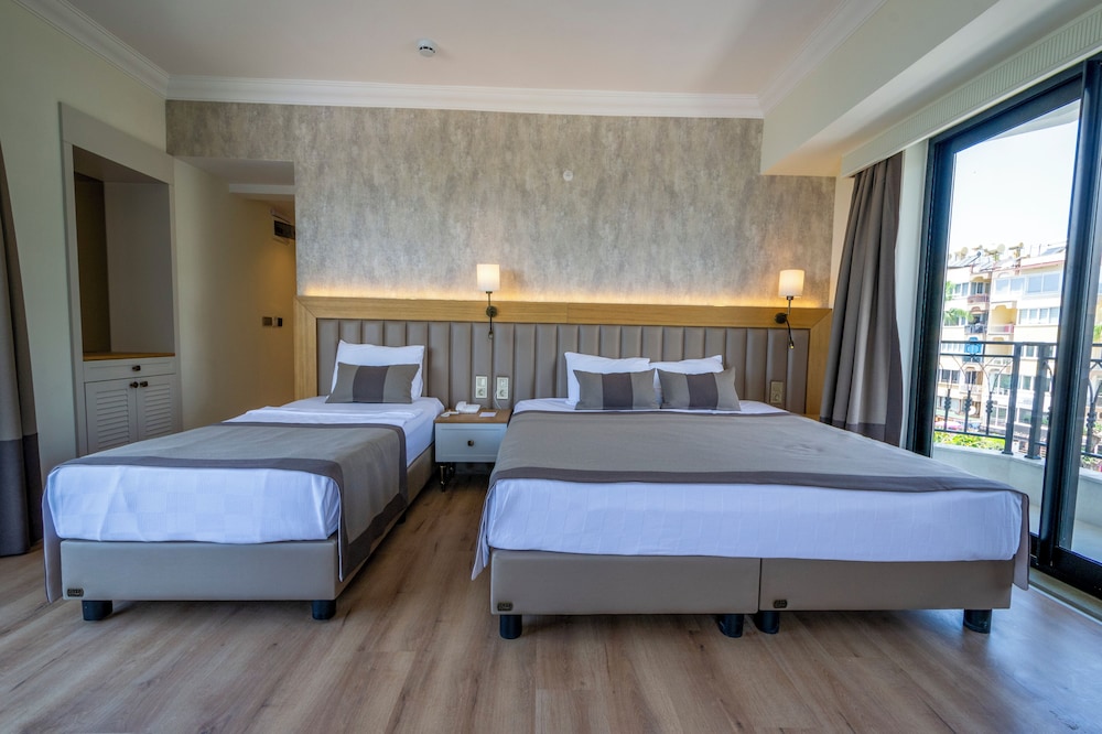 M.C.A. Marquis Hotel 19/57