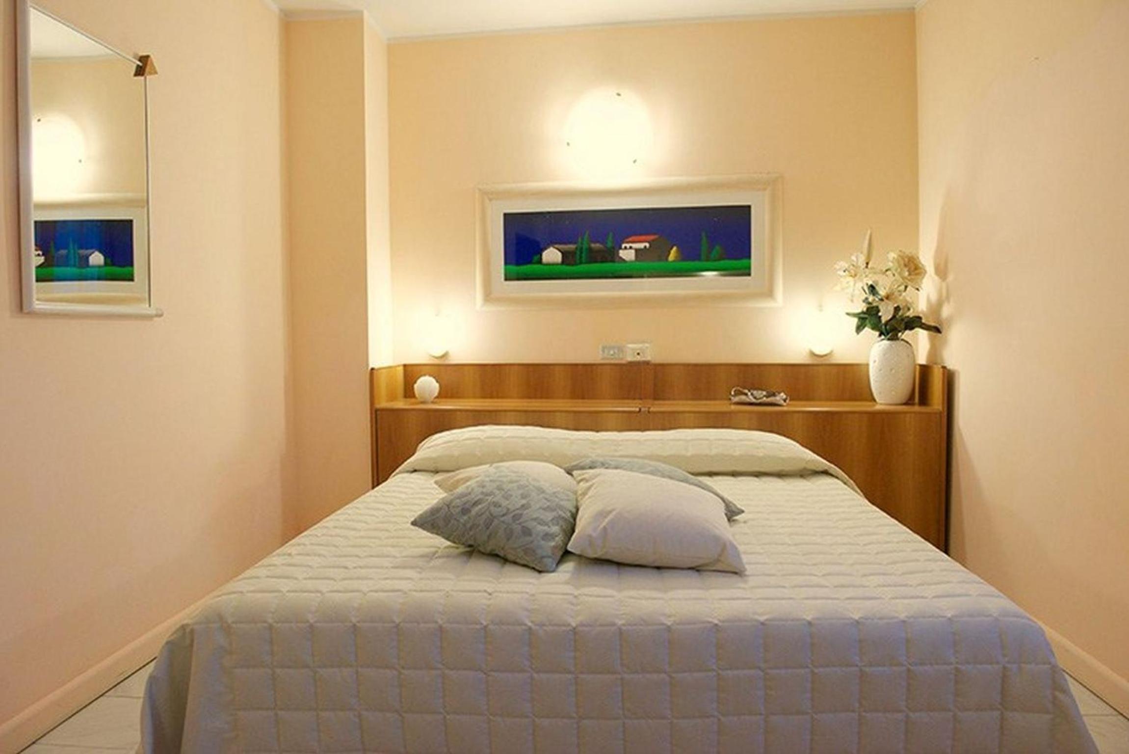 ROOM, DOUBLE BED