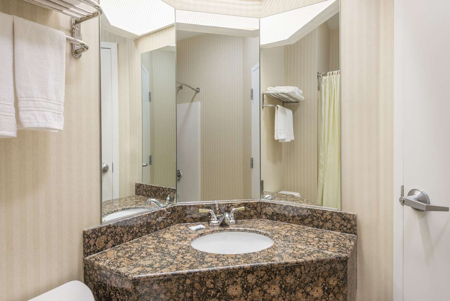 Super 8 by Wyndham Harrisburg Hershey North 20/20