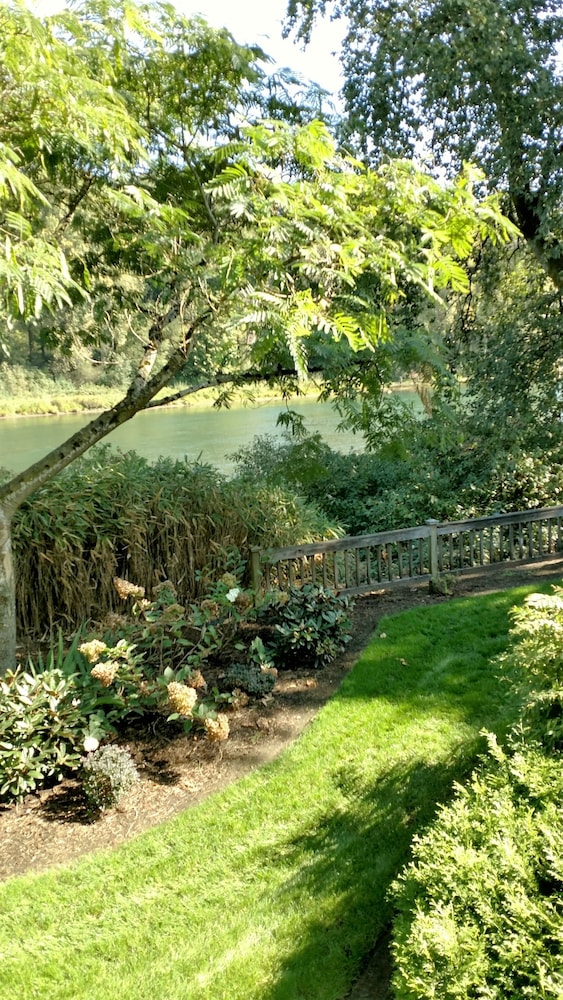 Lewis River Inn 50/57