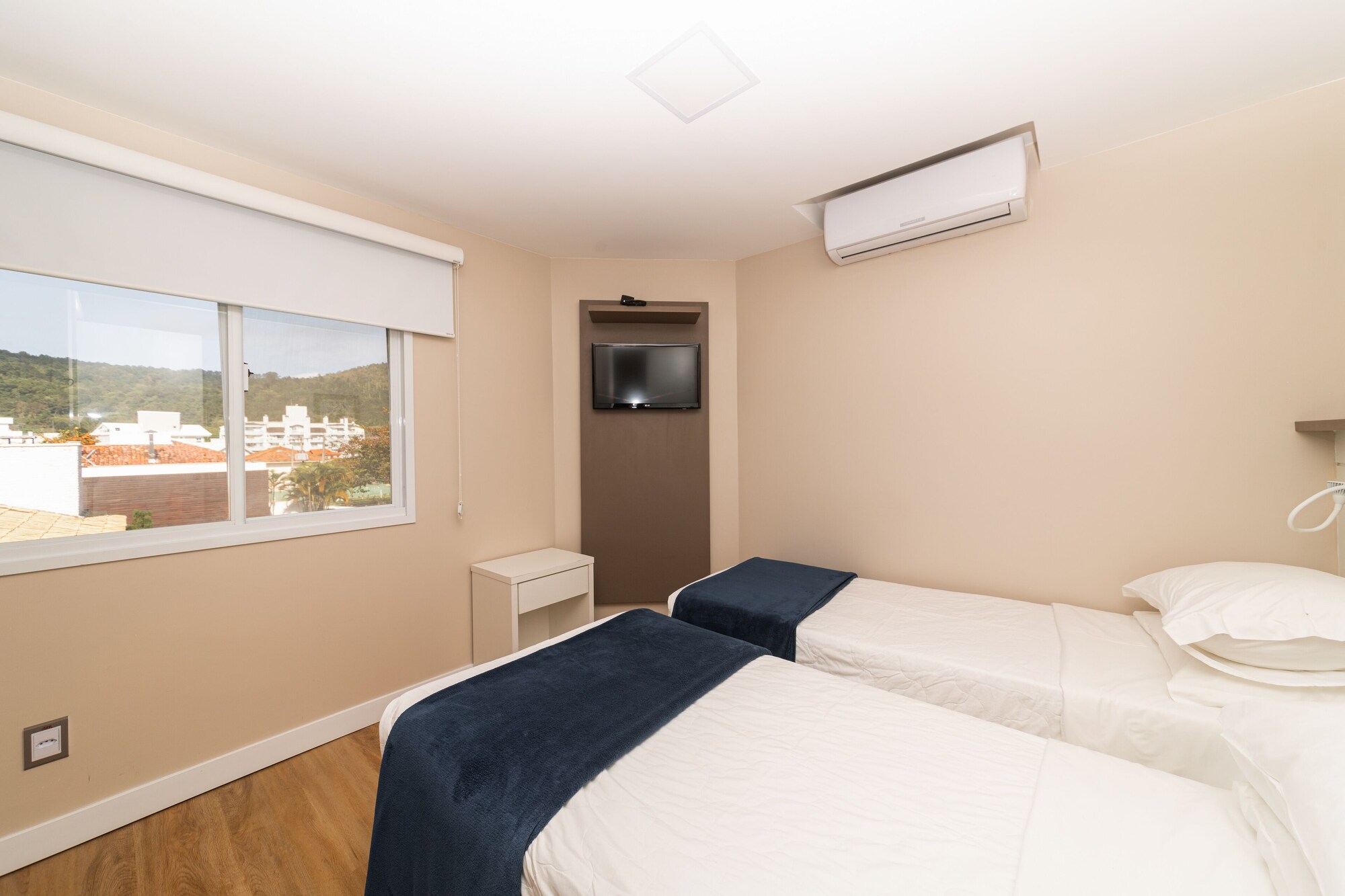 DUPLEX, DELUXE
