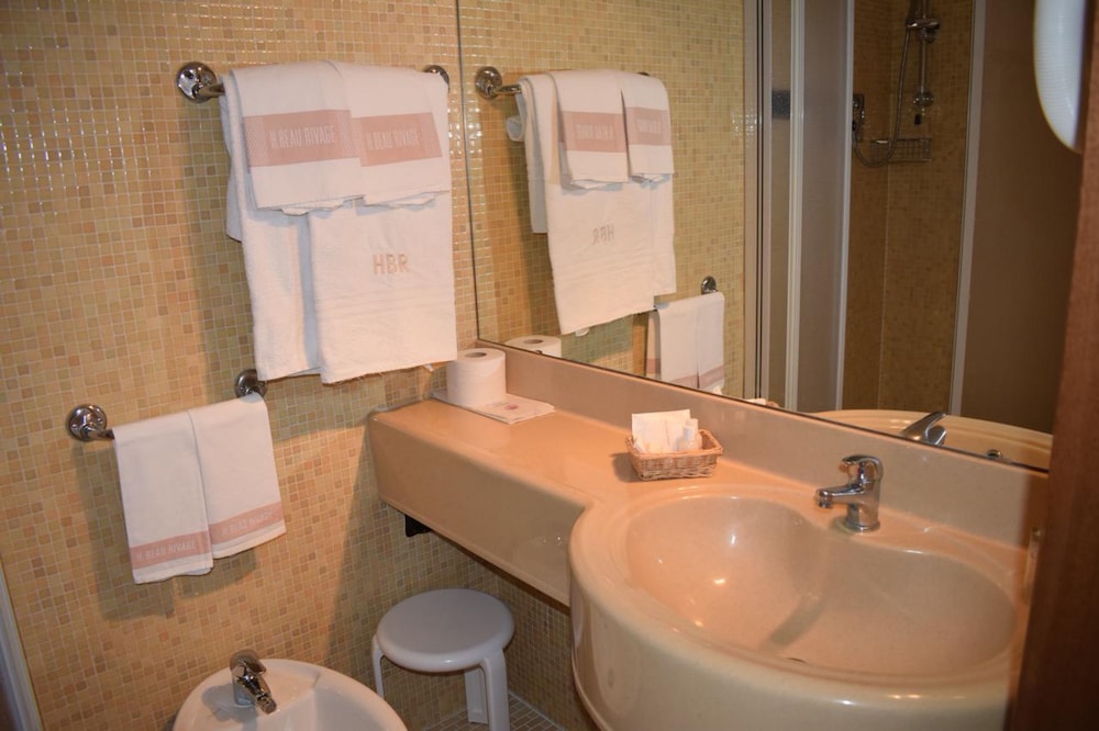 HOTEL BEAU RIVAGE PINETA 53/54