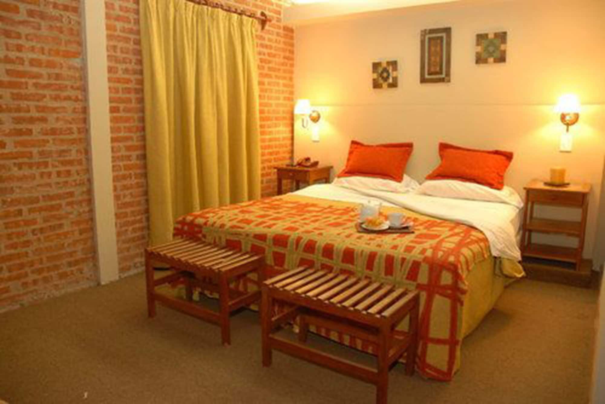 ROOM, DOUBLE OR TWIN BED