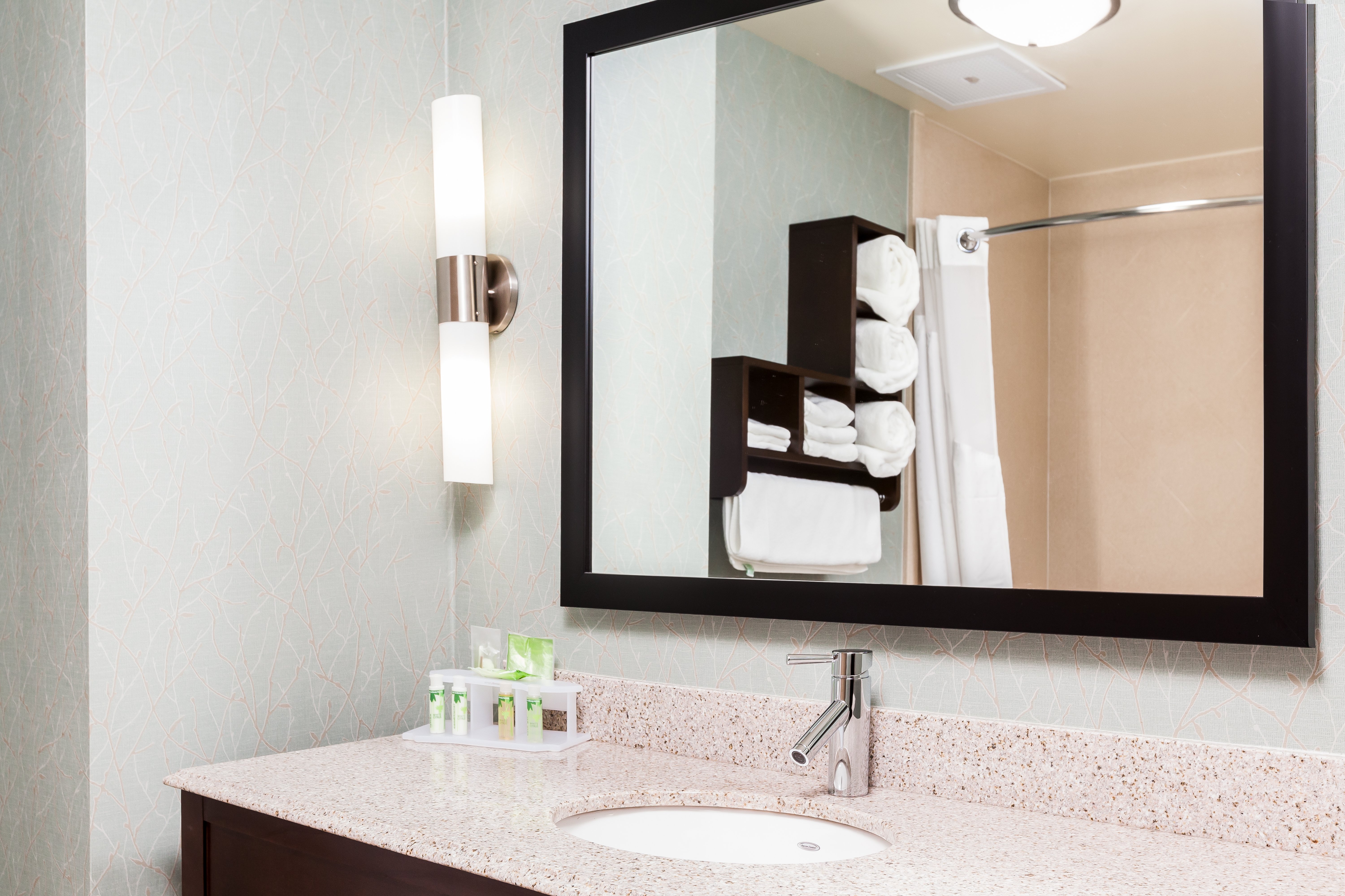 Holiday Inn Express Suites Eureka 54/56